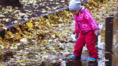 Kız çocuğu su birikintilerinde koşar