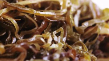 İlkbaharda şehirde kar yağıyor.