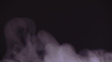 Siyah arkaplanda soyut beyaz su buharı