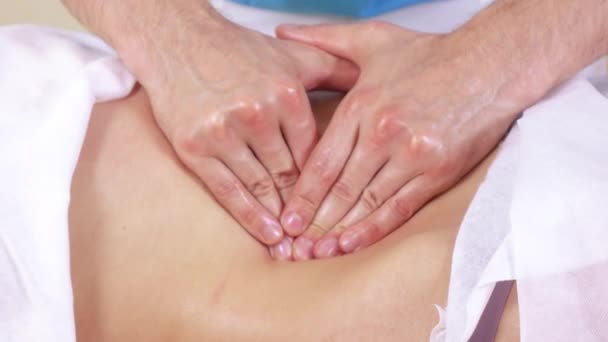 Massage du ventre à la fille — Video