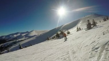 Kar dağlarından kayakla inen adam