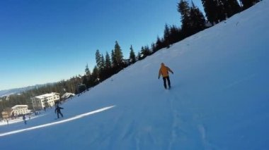 Kar dağlarından kayakla inen adam