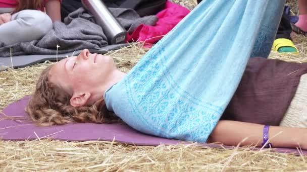 Massage met een doek — Stockvideo