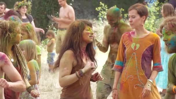 Фестиваль кольору голі в природі — стокове відео