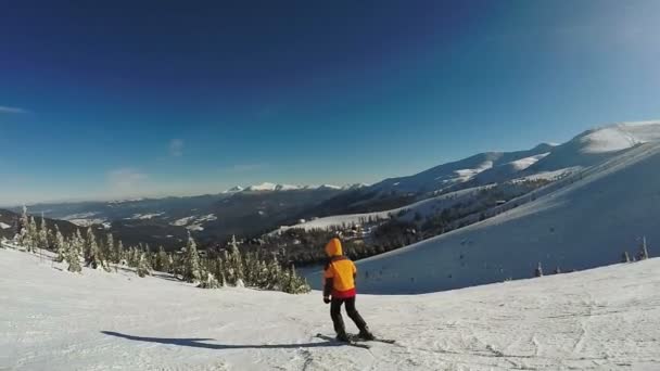 Donna Discesa sugli sci dalle montagne innevate — Video Stock