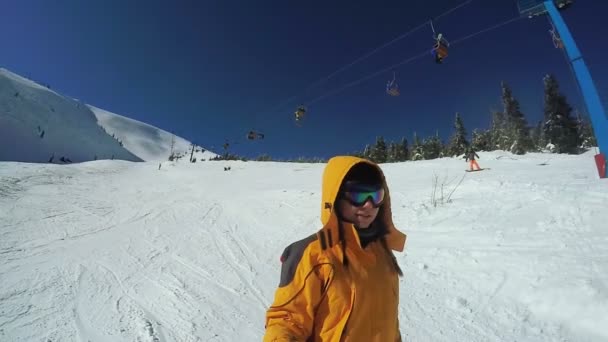 Femme Descente sur skis des montagnes de neige — Video