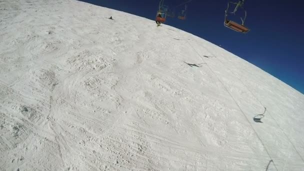 Landing vanaf skilift in de winter — Stockvideo