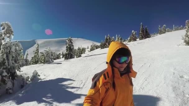 Frauenabfahrt auf Skiern von den Schneebergen — Stockvideo