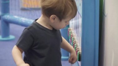 Çocuk bir müzikalin tuşlarına basıyor