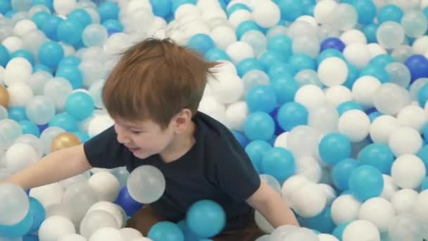 Kind im Pool mit Luftballons — Stockvideo