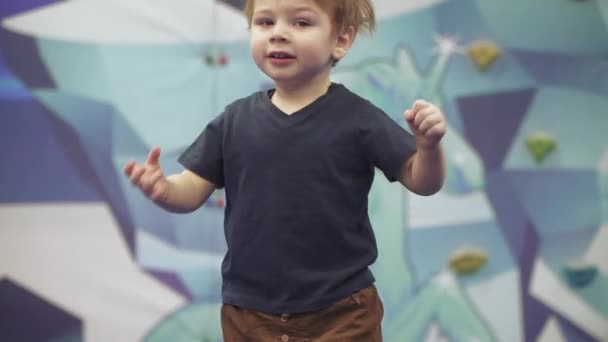 Kind auf Trampolin in Freizeitpark — Stockvideo