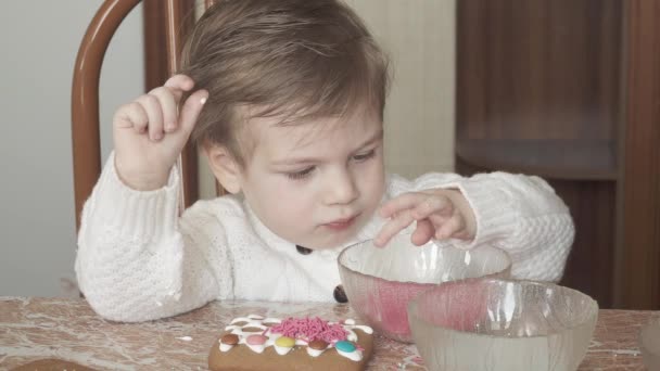 Garçon dans la cuisine sortes — Video