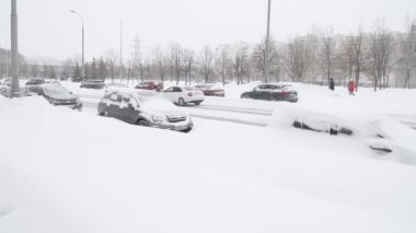 Karla kaplı arabalar.