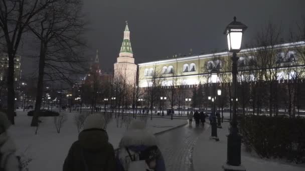 Noční osvětlení stěny Kremlu ze strany Alexandrovy zahrady — Stock video