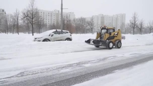 Auto 's bedekt met sneeuw — Stockvideo