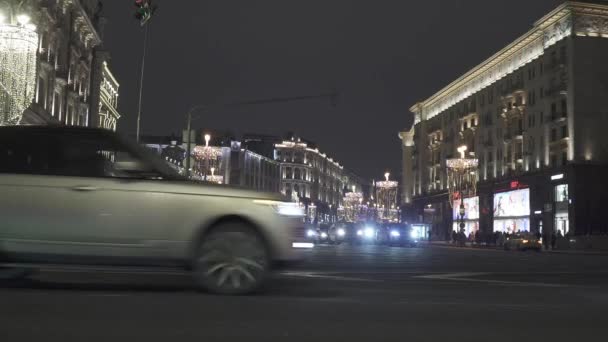 Año Nuevo y la iluminación de Navidad y la decoración de la calle en la intersección Okhotny Ryad y atasco de tráfico y el tráfico — Vídeos de Stock