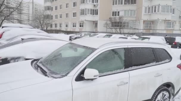 Coches cubiertos de nieve — Vídeos de Stock