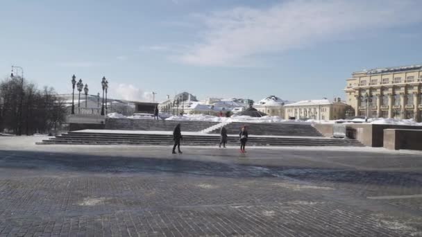 Snöröjda Manezhnaya Square efter kraftigt snöfall — Stockvideo