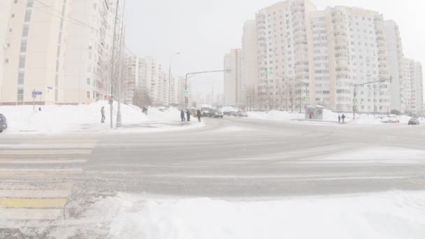 Kruispunten van Gorchakov en Academicus Lazarev straten na zware sneeuwval — Stockvideo