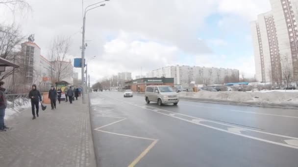 Leskov Street och parkerade bilar och rensas trottoaren efter tungt snöfall — Stockvideo