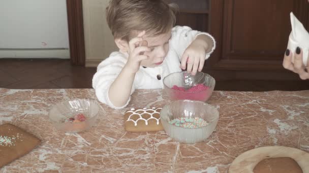 Garçon dans la cuisine sortes — Video