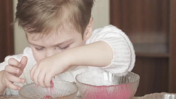 Chico en la cocina tipos — Vídeos de Stock