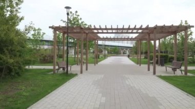 Bulutlara karşı ahşap pergolas