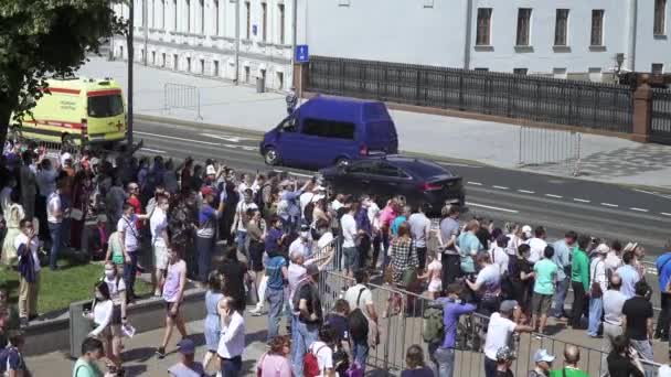 Espectadores y equipo militar viajando desde el desfile — Vídeos de Stock