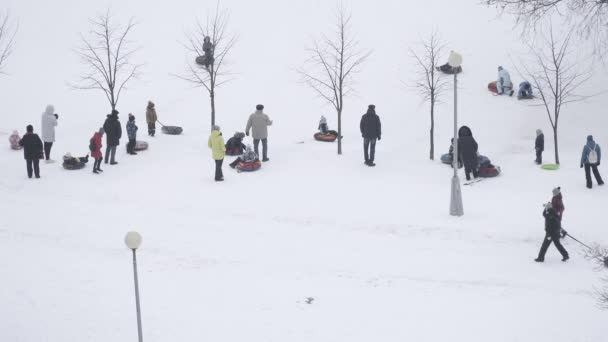 Батьки з дітьми їдуть униз. — стокове відео