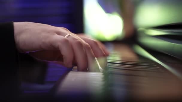 Музыкант играет на пианино в кафе — стоковое видео
