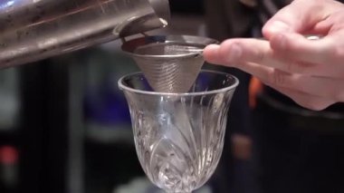 Kalın bir alkollü likör filtrelenir.