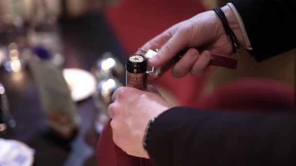 Официант отрывает бутылку красного вина — стоковое видео