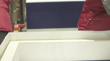 Kovivak deposundaki bir lojistik şirketinin çalışanı tarafından soğutma elemanlarının yerleştirilmesi.
