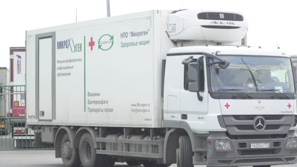 Trasporto del vaccino Kovivac con camion refrigerati — Video Stock