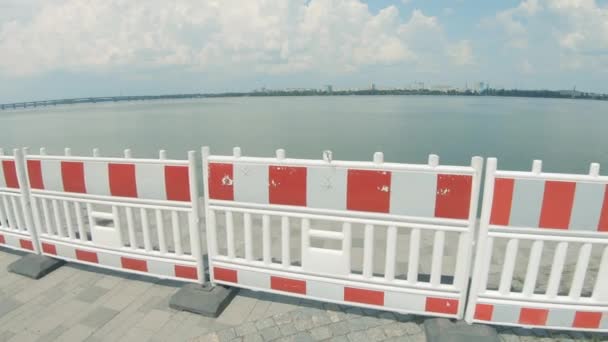 ドニエプルの堤防上の一時的なプラスチックフェンス — ストック動画