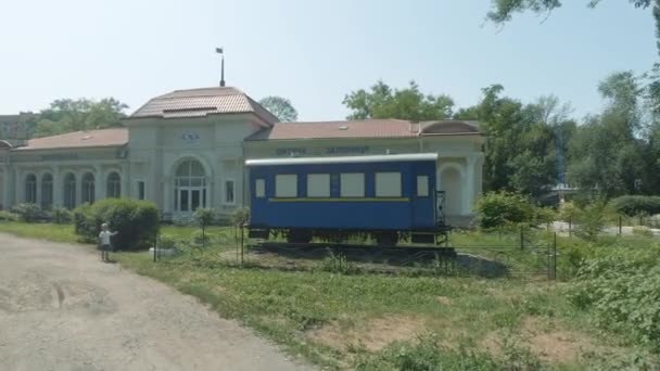 Ferrocarril infantil en el parque Globy Chkalov preservado de la época soviética — Vídeo de stock