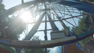 Yarı terk edilmiş Chkalov Globa parkında eski bir Sovyet dönme dolabı.