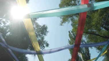 Gökyüzünün arka planında çok renkli kurdeleler