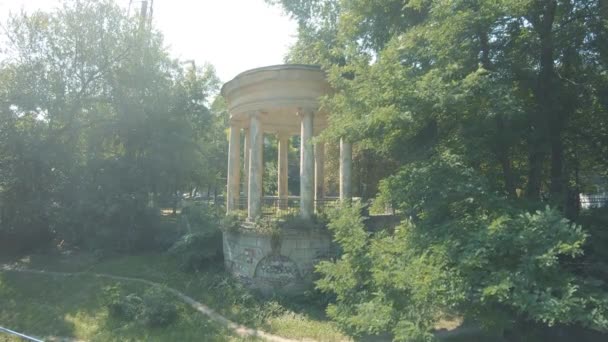 在半途而废的公园里，一个有白色柱子的旧凉亭 — 图库视频影像