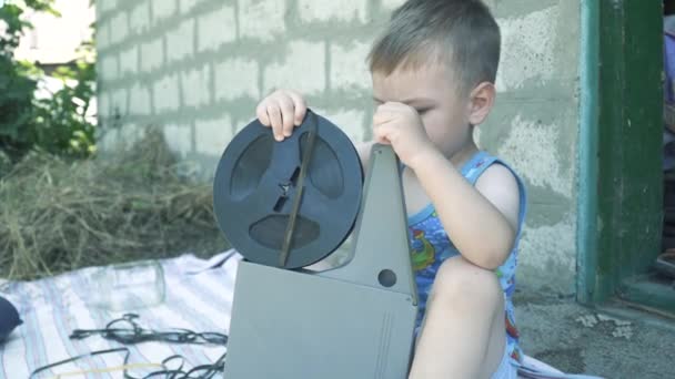 Un niño juega con una babina magnética gris — Vídeos de Stock