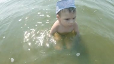 Üç yaşında bir çocuk Dinyeper Nehri 'nde yüzüyor.