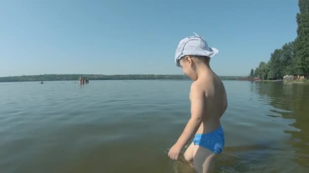 Un bambino di tre anni nuota nel fiume Dnieper — Video Stock