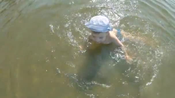 Un bambino di tre anni nuota nel fiume Dnieper — Video Stock