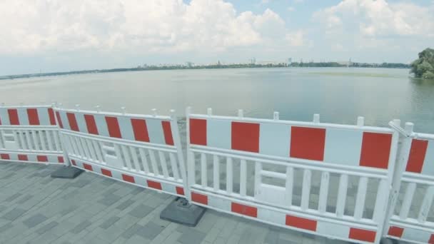 Временный пластиковый забор на набережной Днепра — стоковое видео