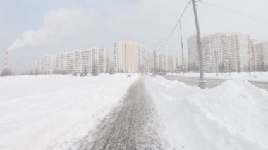 Moskova 'nın Yuzhnoye Butovo kentindeki bir yerleşim bölgesinde şiddetli bir kar yağışı sonrasında parkta yollar temizlendi.