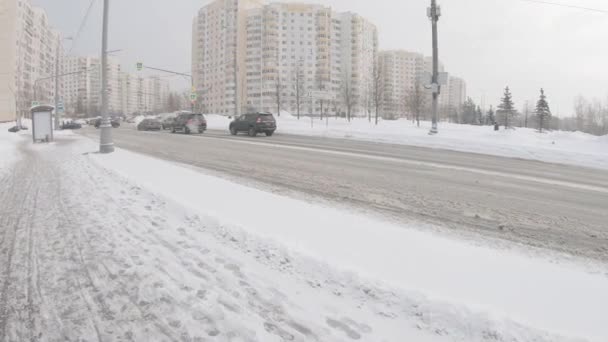 Kruispunten van Gorchakov en Academicus Lazarev straten na zware sneeuwval — Stockvideo