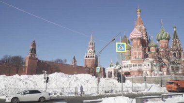 Zaryadye Parkı 'ndan yoğun kar yağışı sonrasında St. Basils Katedrali ve Kremlin manzarası
