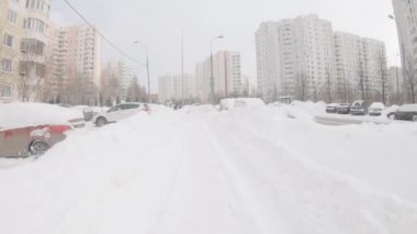 Moskova 'nın Yuzhnoye Butovo bölgesinde yoğun kar yağışı sonrasında karla kaplı yaya yolu