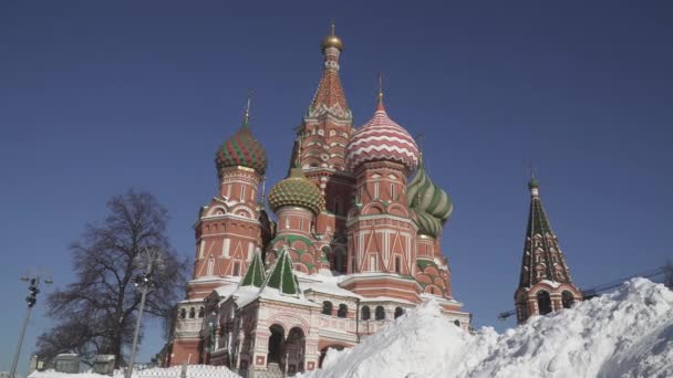 Zaryadye Parkı 'ndan yoğun kar yağışı sonrasında St. Basils Katedrali ve Kremlin manzarası — Stok video