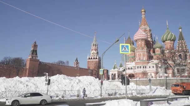 Вид на Петербург и Кремль после сильного снегопада со стороны парка "Зарядье" — стоковое видео